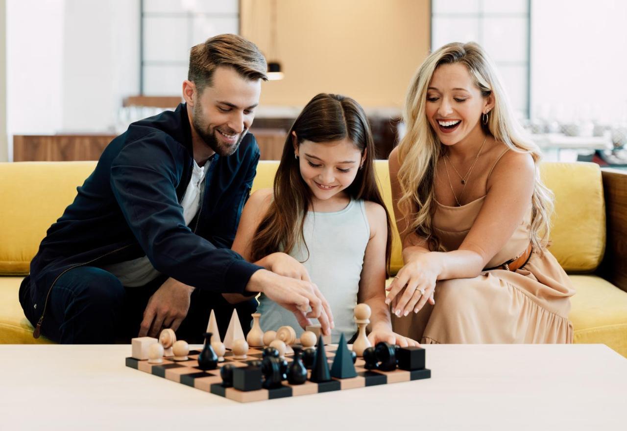 Ette Luxury Hotel & Spa Four Corners Exteriör bild A family playing chess