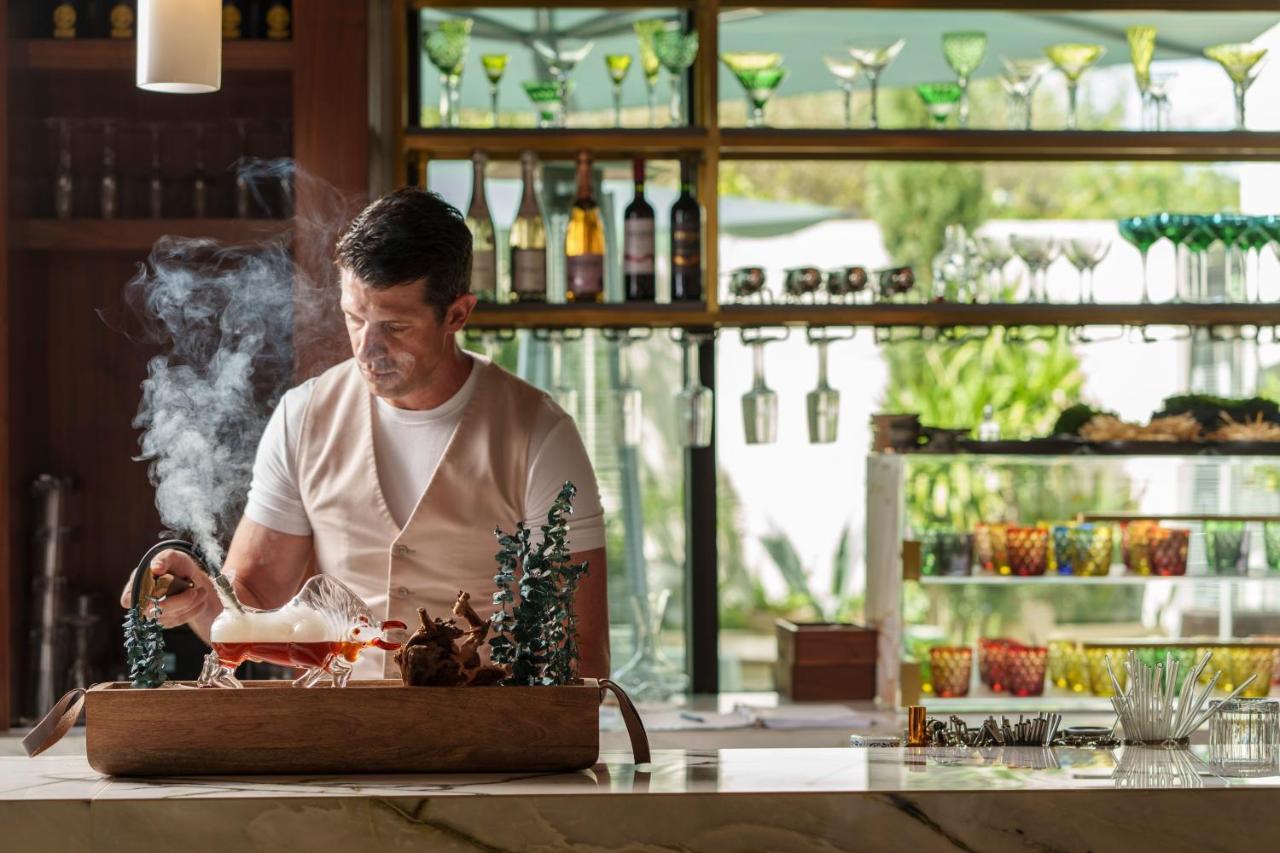 Ette Luxury Hotel & Spa Four Corners Exteriör bild A chef preparing a meal